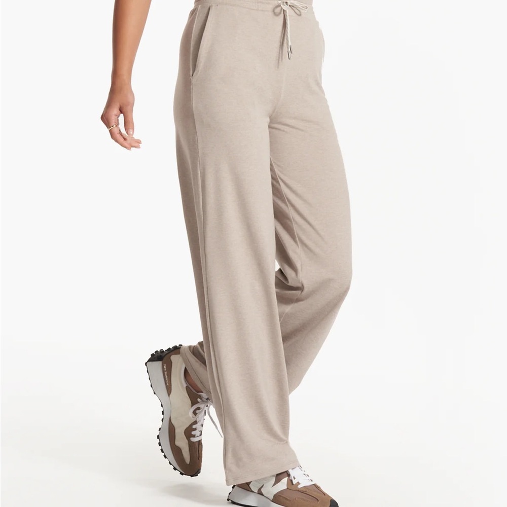 Vuori Halo Essentials Wideleg- size medium SHORT